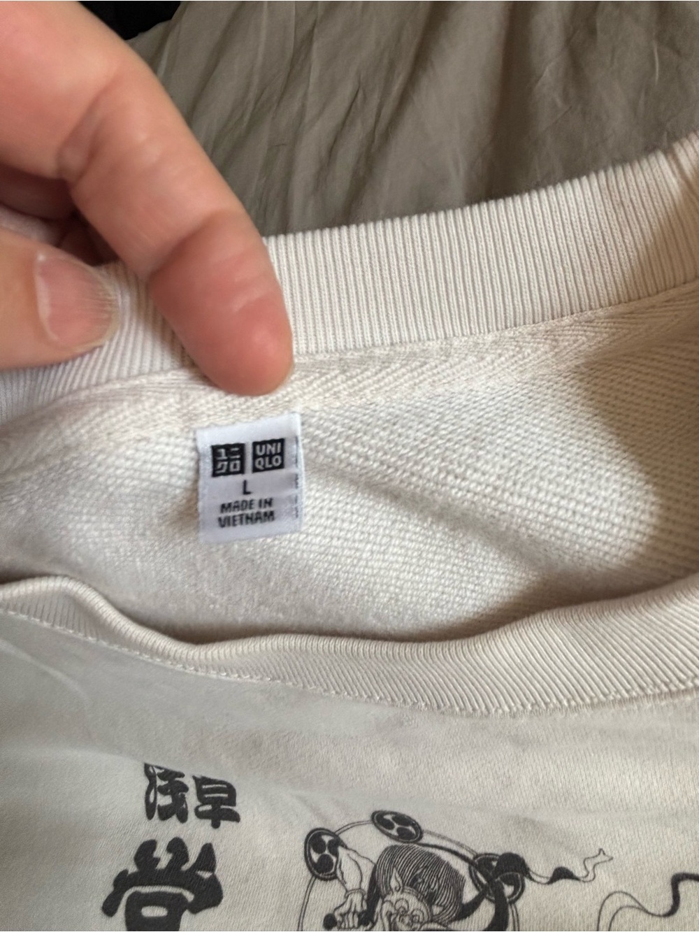 From Uniqlo Tokyo. Cream Graphic Crewneck Sweatshirt - Picture 3 of 6
